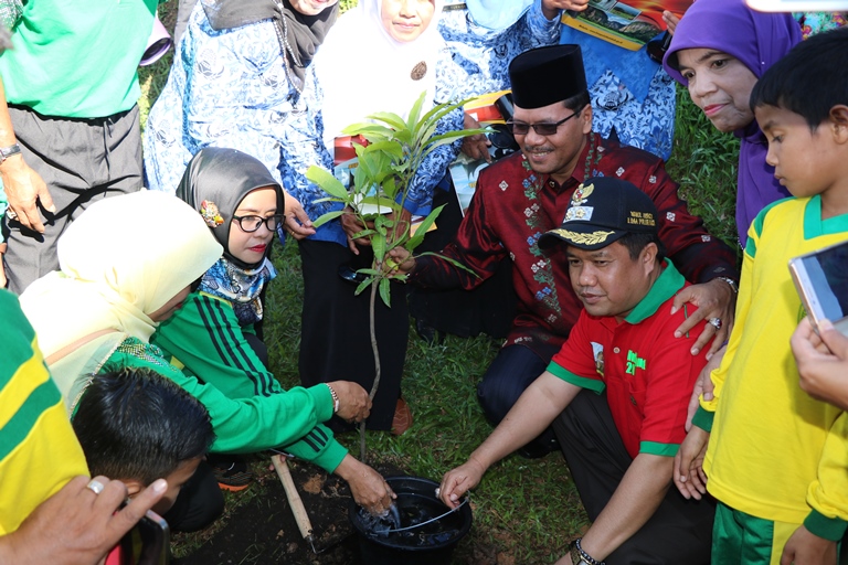 Bupati Irfendi menanam pohon